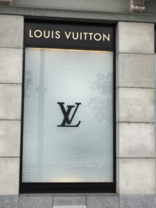 Vetrina Louis Vuitton con pannello Forex in rilievo, pellicole intagliate e logo tridimensionale realizzata da YesWrapping.