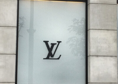 Vetrina Louis Vuitton con pannello Forex in rilievo, pellicole intagliate e logo tridimensionale realizzata da YesWrapping.