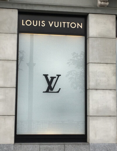 Vetrina Louis Vuitton con pannello Forex in rilievo, pellicole intagliate e logo tridimensionale realizzata da YesWrapping.