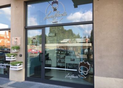 ecorazione vetrina barber shop Luca Rotolo a Desio con logo personalizzato e pellicole intagliate realizzata con il metodo ThinkVisibl