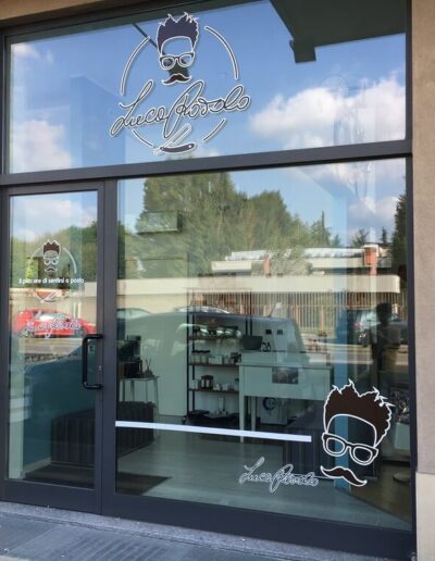 ecorazione vetrina barber shop Luca Rotolo a Desio con logo personalizzato e pellicole intagliate realizzata con il metodo ThinkVisibl