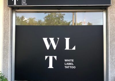 decorazione vetrina wlt white label tattoo