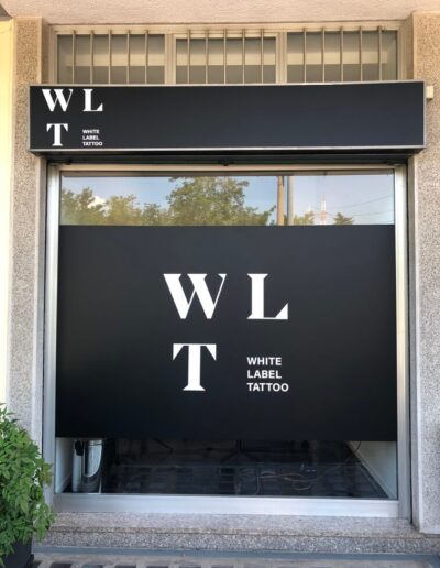 decorazione vetrina wlt white label tattoo