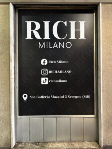 Vetrina del negozio Rich Milano a Seregno con pellicola nera opaca stampata e grafica minimal realizzata da YesWrapping.