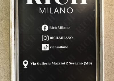 Vetrina del negozio Rich Milano a Seregno con pellicola nera opaca stampata e grafica minimal realizzata da YesWrapping.
