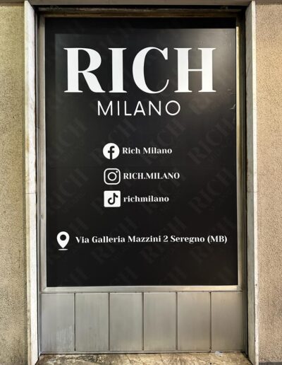 Vetrina del negozio Rich Milano a Seregno con pellicola nera opaca stampata e grafica minimal realizzata da YesWrapping.