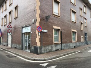 Vetrina dell'agenzia immobiliare A.C.I. Immobiliare con pannello Forex, loghi prespaziati e vetrina informativa realizzata da YesWrapping.