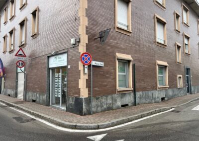 Vetrina dell'agenzia immobiliare A.C.I. Immobiliare con pannello Forex, loghi prespaziati e vetrina informativa realizzata da YesWrapping.