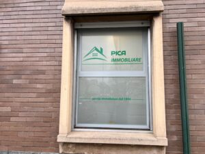 Vetrina dell'agenzia Pica Immobiliare di Meda con pellicole privacy e logo prespaziato realizzata da YesWrapping.