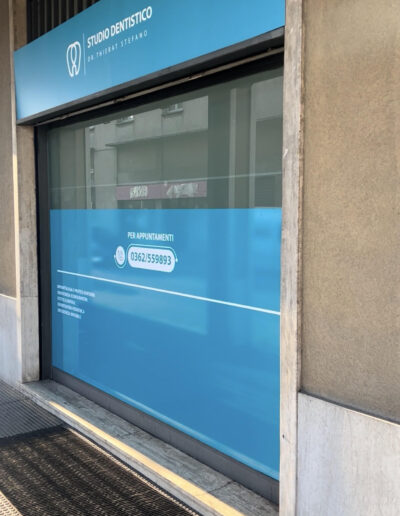 Vetrina dello Studio Dentistico Dr. Thiebat Stefano a Bovisio Masciago con pellicole privacy, grafica personalizzata e pannelli Dibond realizzata da YesWrapping.
